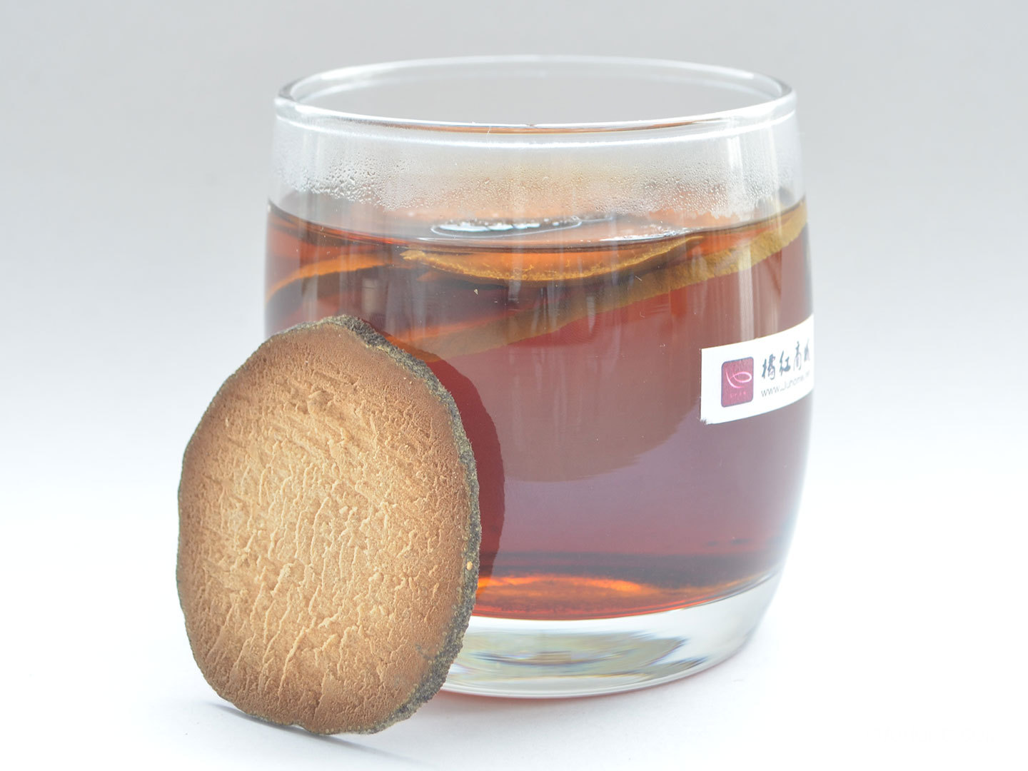 化橘红泡水颜色：为什么有的橘红泡茶是深红色的,有的是浅黄的